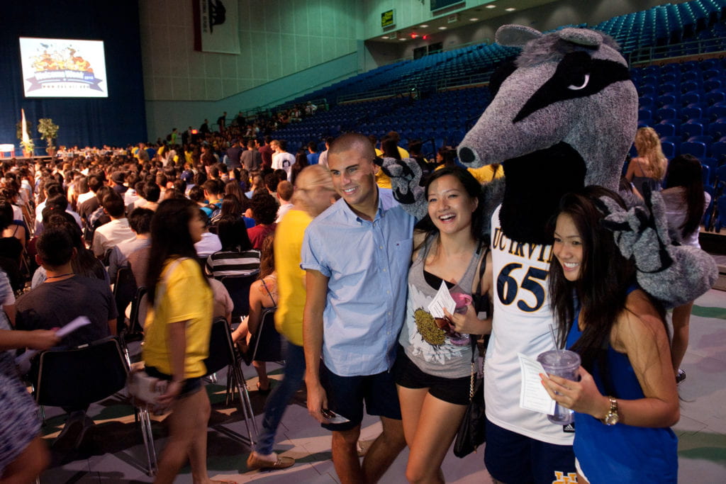 Peter the Anteater gets to know new students