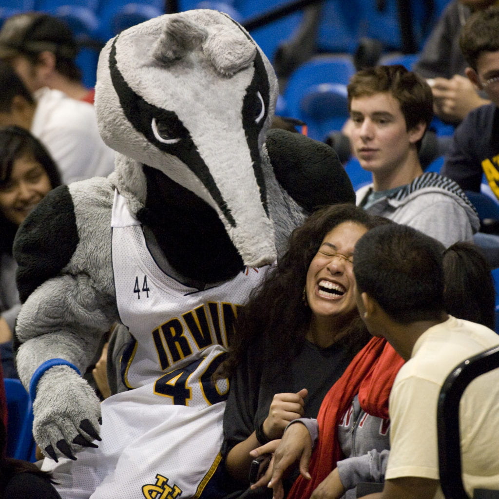 Students hugging Peter The Anteater