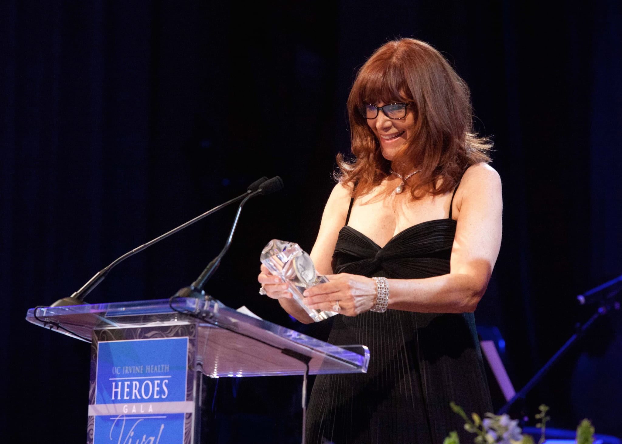 Susan Samueli receives an award at the UC Irvine Health Heroes Gala