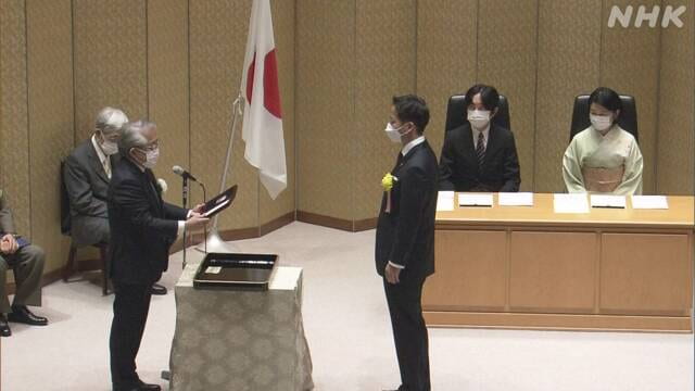 Kei Igarashi (center), UCI associate professor of anatomy & neurobiology, is awarded the 19th Japan Academy Medal during a ceremony Feb. 7 in Tokyo as Crown Prince Akishino and Crown Princess Kiko (right) look on. NHK