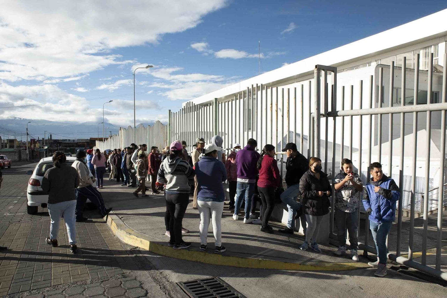 Hundreds of Ecuadorians line up for free medical and dental care during IMAHelps’ 2023 humanitarian mission.