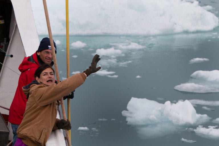 A coautora Isabella Velicogna, professora de ciência do sistema da Terra da UCI, mostrada aqui na Groenlândia com o coautor Eric Rignot, também professor de Ciência do Sistema Terrestre da UCI. Foto de Maria Stenzel, para a UCI