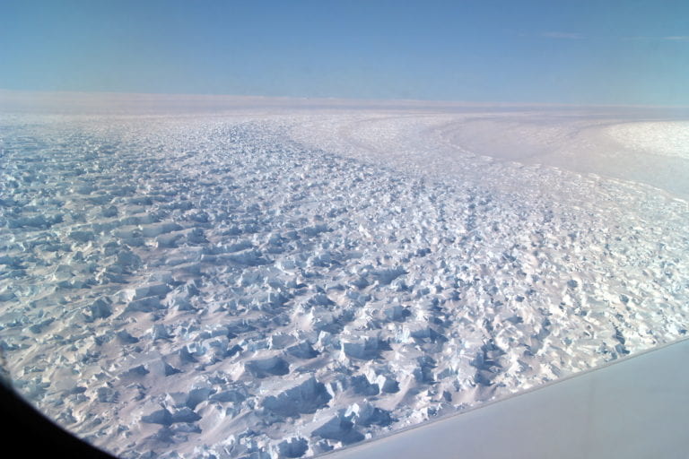 Pesquisadores da UCI e do Laboratório de Propulsão a Jato da NASA estão preocupados com o fato de que a topografia exclusiva abaixo da Geleira Denman, da Antártica Oriental, possa torná-la ainda mais suscetível ao colapso causado pelo clima. Cortesia da NASA